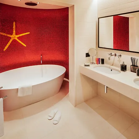Glam Hotel 4*