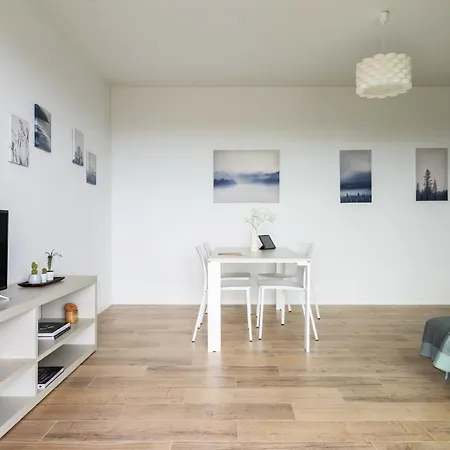 Joivy Uptown Flats With Balcony, Good Connection To Centre 아파트 밀라노