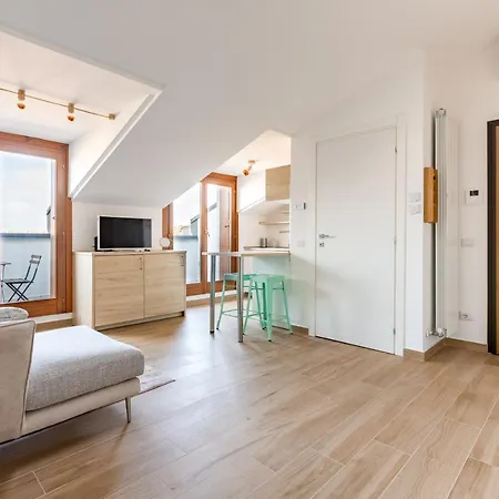 Guesthost - Cozy With Parking 5 Min Walk From The Bus Stop Appartement *