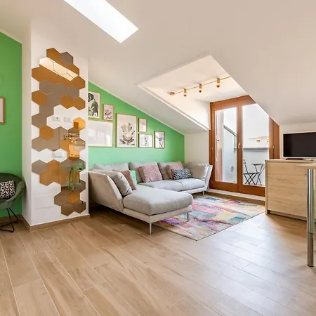 Guesthost - Cozy With Parking 5 Min Walk From The Bus Stop *