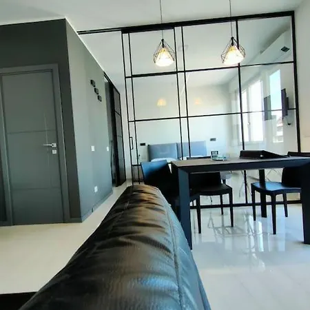Apartman New & Bright Balcony Flat By Station