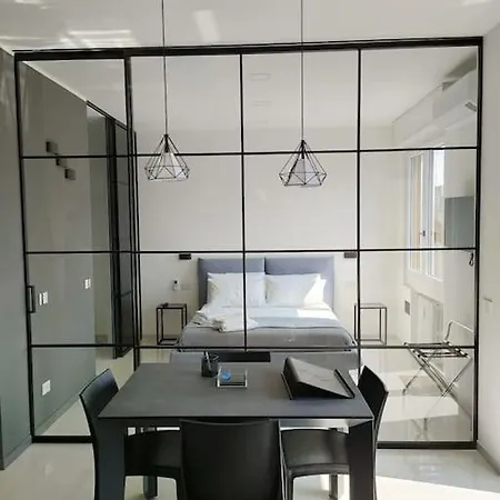 New & Bright Balcony Flat By Station Lejlighed Milano