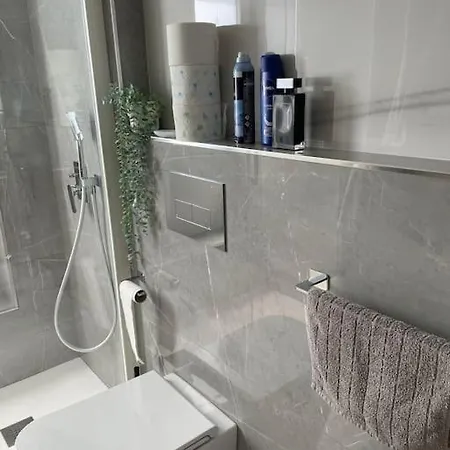 New & Bright Balcony Flat By Station *