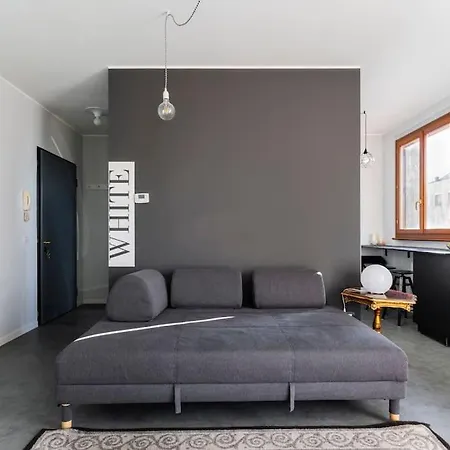 Black & White Flat In Naviglio/ Porta Genova * Milan