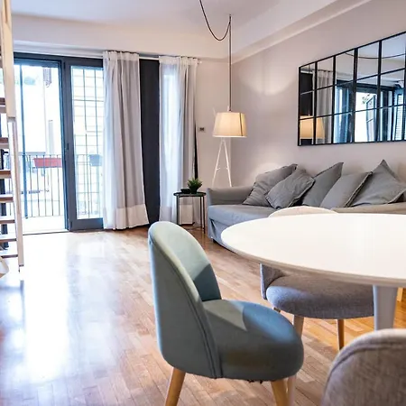 Trilocale Zona Farini/isola Διαμέρισμα