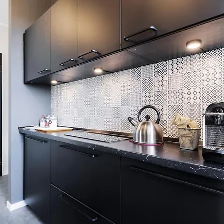 Black & White Flat In Naviglio/ Porta Genova Milan