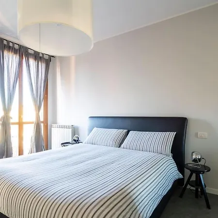 Black & White Flat In Naviglio/ Porta Genova