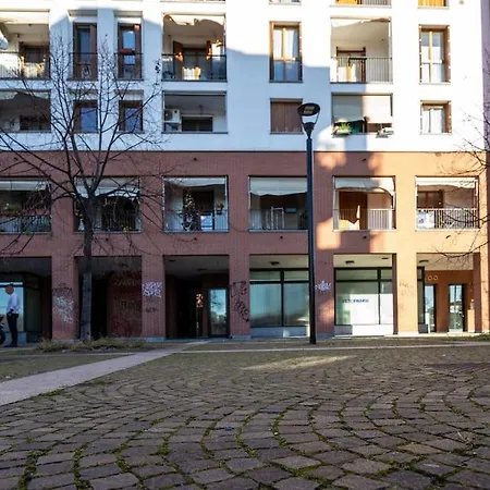 Black & White Flat In Naviglio/ Porta Genova Milan