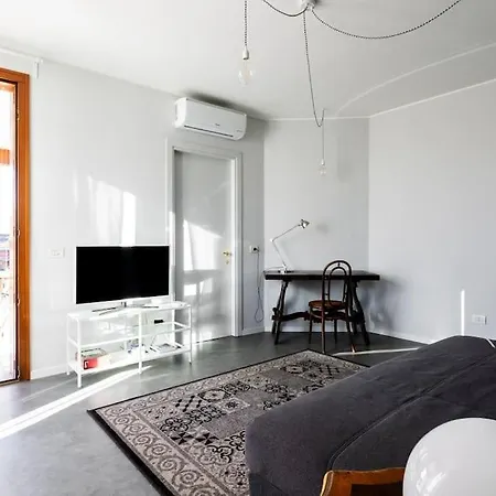 Black & White Flat In Naviglio/ Porta Genova *
