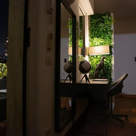 The Attic - Netflix * Mailand