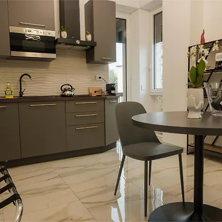 Zeus-08: Splendido Monolocale, Zona San Siro Appartement