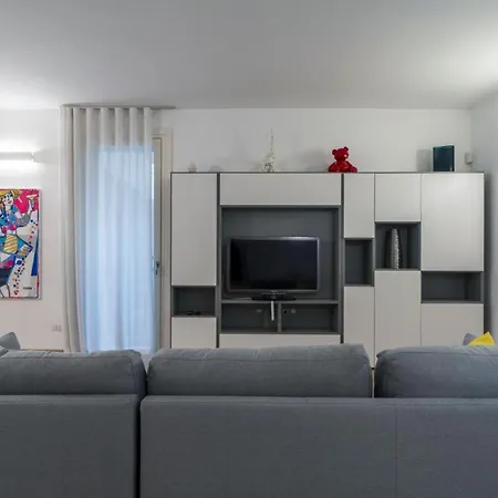 Easylife - Moderno Ed Elegante Trilocale In Corso Garibaldi Διαμέρισμα