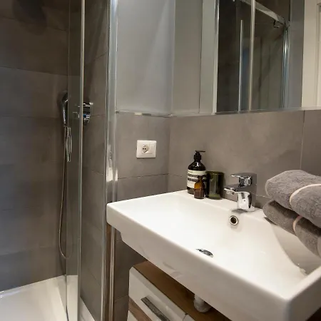 Quiet & Stylish Flat 2 Min Metro Fast Wi-fi