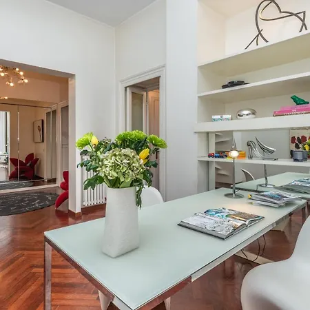 Very In Cadorna Station Area! Excellent If Arrive From Malpensa Airport Milão
