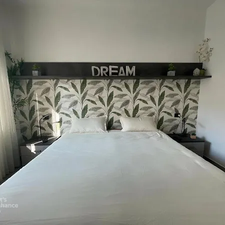 R39 Modern With Private Parking