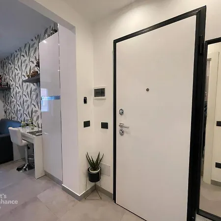 R39 Modern With Private Parking