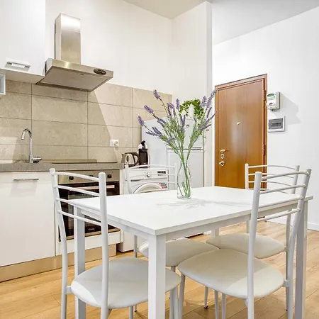 Joivy Warm And Inviting Flat With Balcony Apartment