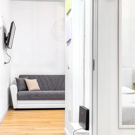 Joivy Warm And Inviting Flat With Balcony * Milán