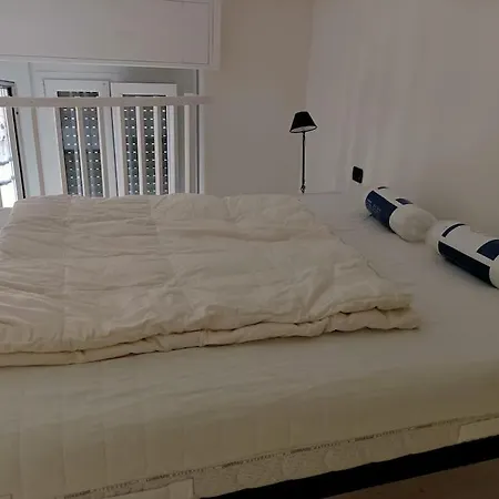 Silenzioso Loft Vicino Alla Stazione Centrale アパート