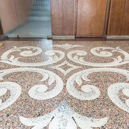 Rosso A Milano, Vicino Allo Ieo Milán