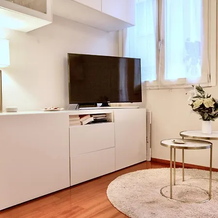 Easylife - Elegante Bilocale A Due Passi Dal Colorato Quartiere Di Porta Venezia アパート ミラノ