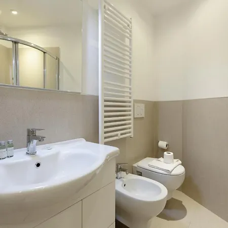 Guesthost - In The Heart Of Milano! Apartment *