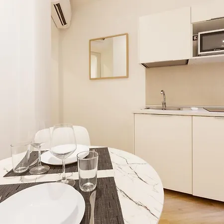 Guesthost - In The Heart Of Milano! Apartamento *