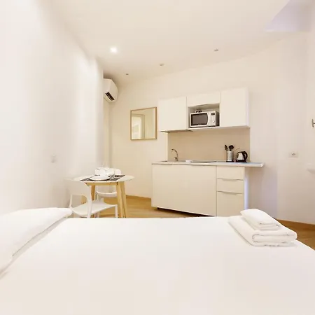 Guesthost - In The Heart Of Milano! Apartment *