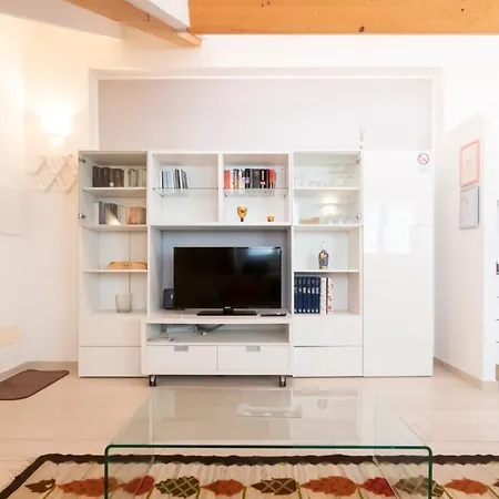 公寓 Mansarda Cola *