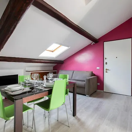 Guesthost - The Cosy Terrace Of Milano- Via Sardegna * מילאנו