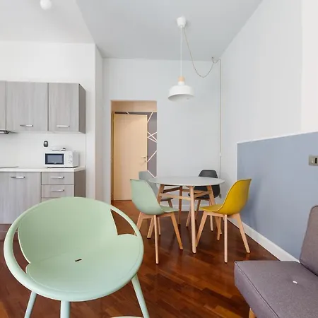 Guesthost - Near Piazza Firenze Apartment *