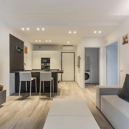 Guesthost - Comfy With Private Parking & Balcony Apartmán