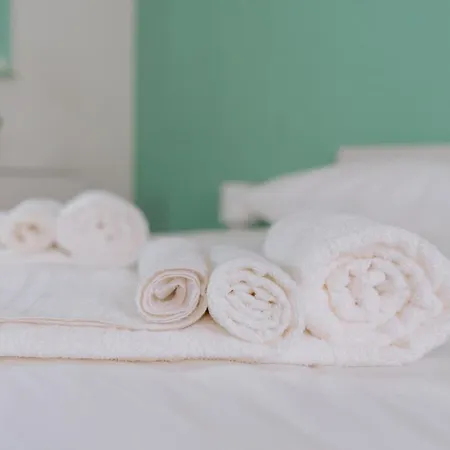 San Siro Metro - Life - Red Diamonds Milán