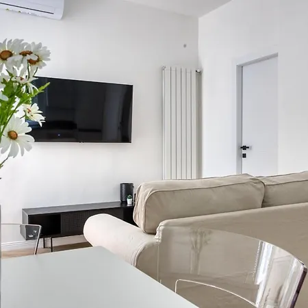 Appartement Joivy Stunning Flat With Balcony Milaan