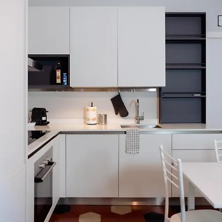 San Siro Metro - Life - Red Diamonds Milán