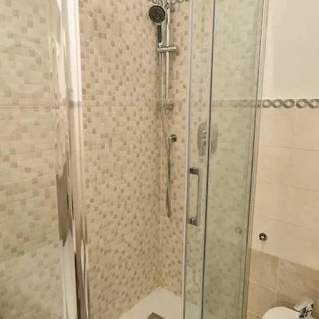 Modern - Near Isola Distric And Apartment