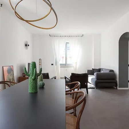 Sant'ambrogio Bright And Stylish Flat Apartment