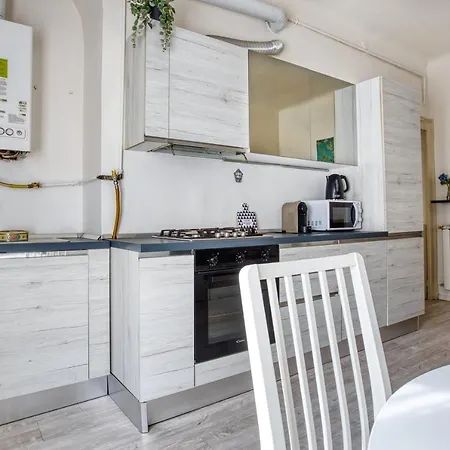 Joivy Chic 1 Bed Flat * Milão