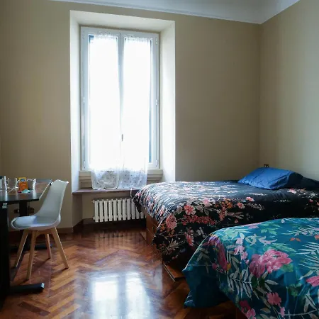 Wonderful Downtown Apartment-hd Netflix, King-size Bed, Two Minutes' Walk From Metro Daire