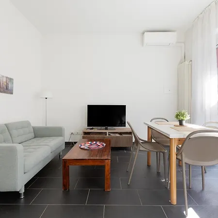 Apartamento Guesthost - Industrial Design Near M4 Tolstoj Milán