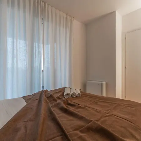 The Rent - Modern Three-bedroom With Terrace In Cenisio District * Milano