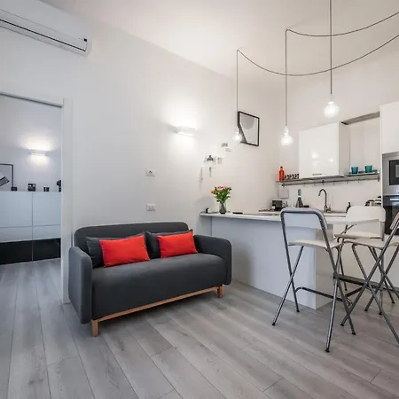 The Minimal Chic - Isola District *