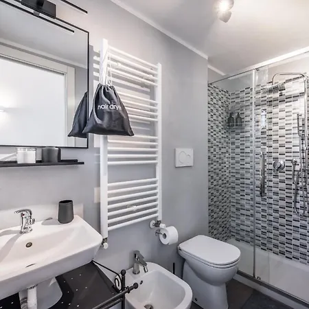 The Minimal Chic - Isola District