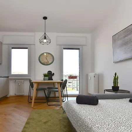 Luminoso Bilocale Con Terrazzino Appartamento Milano