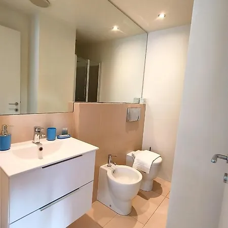 With Exclusive Terrace In Downtown With Ac,wifi,subway M1 M2 In Shopping Area Apartament