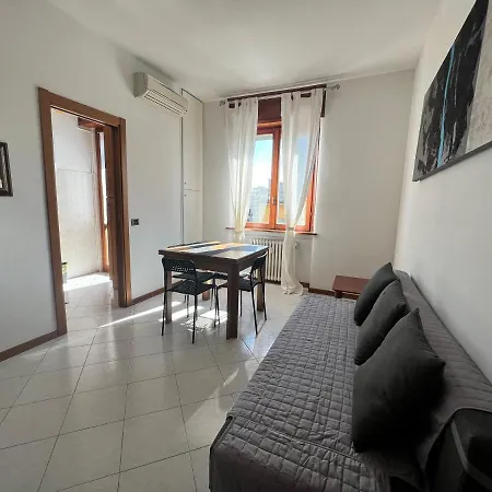 Apartament Domusmi Viale Monza 319 *