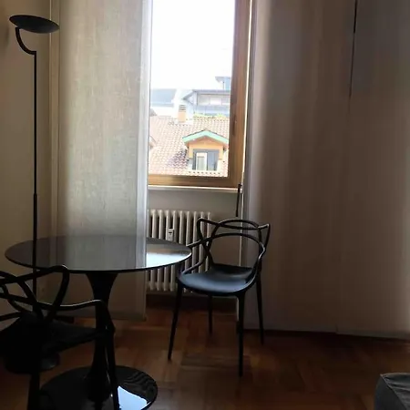Elegant San Babila ,5 Minutes From Duomo شقة