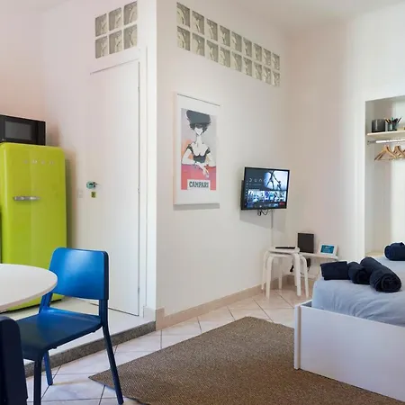 Xenia - Stylish Colorful Apt- Upbeat & Well-connected Area מילאנו
