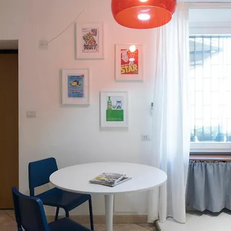 Xenia - Stylish Colorful Apt- Upbeat & Well-connected Area דירה מילאנו
