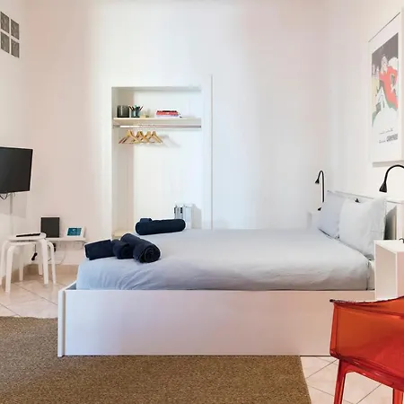 Xenia - Stylish Colorful Apt- Upbeat & Well-connected Area *